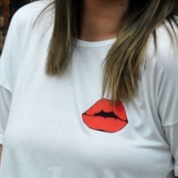 Cropped  Lip  Tee‎ - Picture 1 of 10